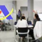 Varias personas son atendidas en la Agencia Tributaria para presentar la declaración de la renta