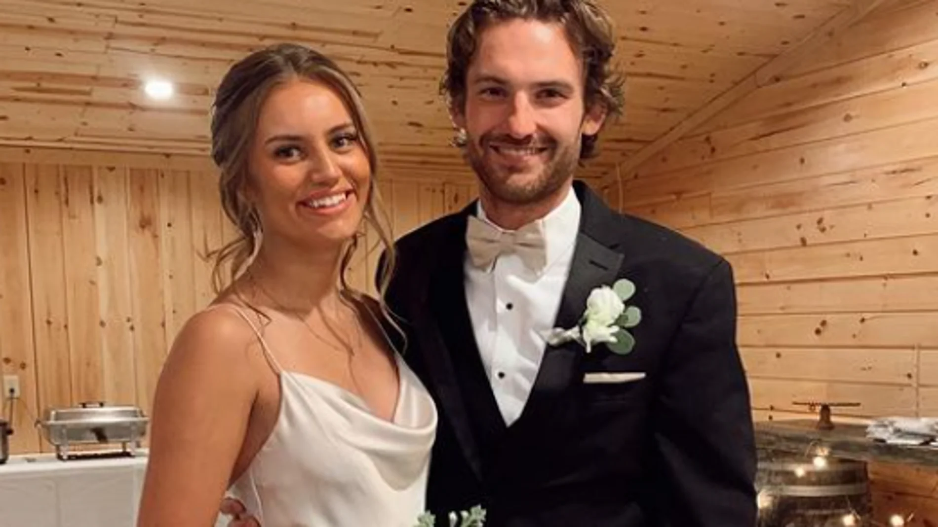 Adam Johnson junto a su esposa Ryan Wolfem