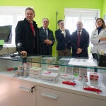El ministro de Sanidad, José Manuel Miñones (i), durante la presentación del programa “Escuelas Rurales de Salud en Castilla y León: educación sanitaria por el farmacéutico” hoy en la localidad abulense de Velayos, donde ha estado acompañado por el presidente del Consejo General de COF, Jesús Aguilar Santamaría (2i), y el presidente de Concyl, Javier Herradón (2d), entre otras autoridades locales