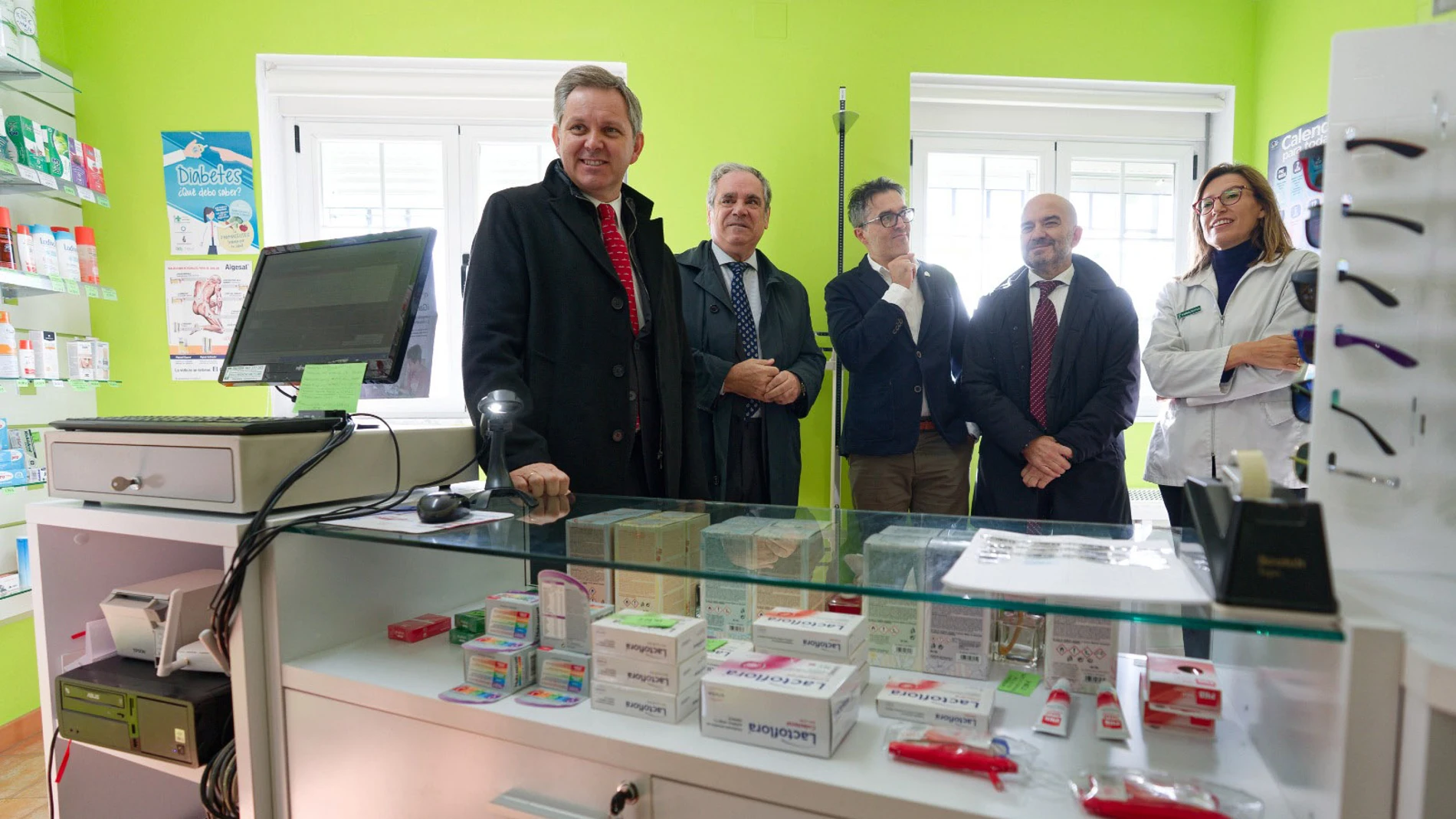 El ministro de Sanidad, José Manuel Miñones (i), durante la presentación del programa “Escuelas Rurales de Salud en Castilla y León: educación sanitaria por el farmacéutico” hoy en la localidad abulense de Velayos, donde ha estado acompañado por el presidente del Consejo General de COF, Jesús Aguilar Santamaría (2i), y el presidente de Concyl, Javier Herradón (2d), entre otras autoridades locales