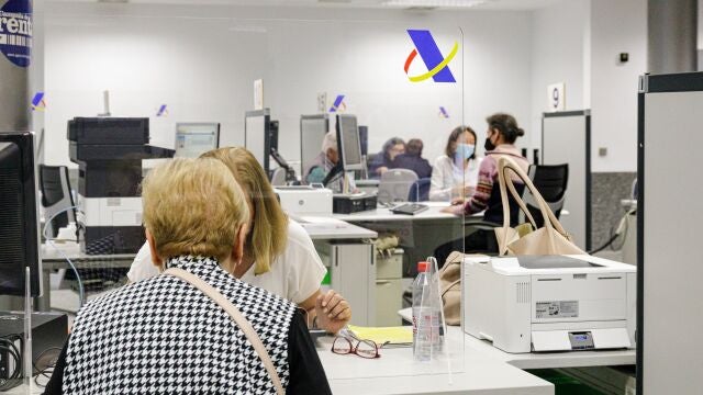Varias personas son atendidas en la Agencia Tributaria para presentar la declaración de la renta correspondiente al ejercicio de 2022, en la Administración de Hacienda de Montalbán.