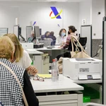 Varias personas son atendidas en la Agencia Tributaria para presentar la declaración de la renta correspondiente al ejercicio de 2022, en la Administración de Hacienda de Montalbán.