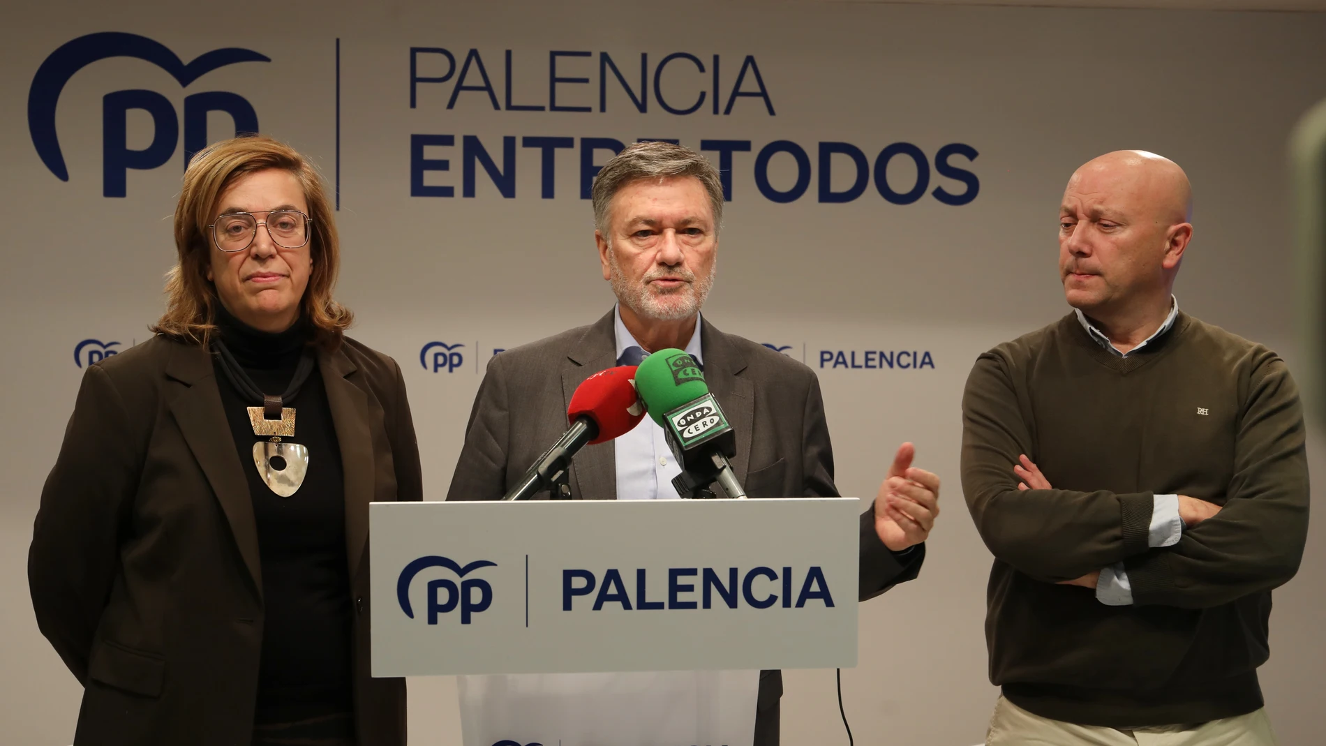Francisco Vázquez junto a Ángeles Armisén y Luis Calderón