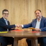 Firma del acuerdo de investidura entre el ministro de Presidencia en funciones y miembro de la comisión negociadora del PSOE, Félix Bolaños y el presidente de ERC, Oriol Junqueras