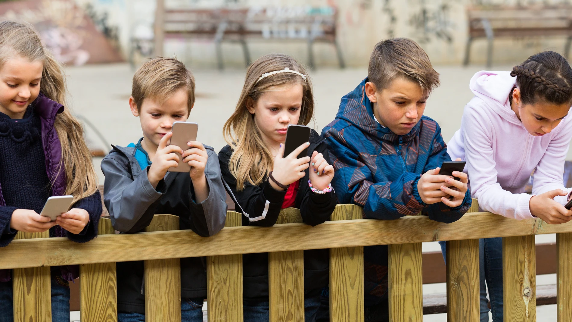 Niñas y niños mirando sus móviles