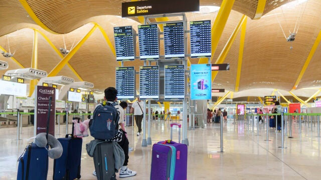 Salidas y llegadas a la T4 del aeropuerto Adolfo Suárez Madrid Barajas.