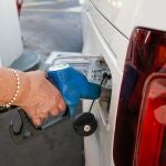 Una mujer reposta gasolina, en Madrid (España).