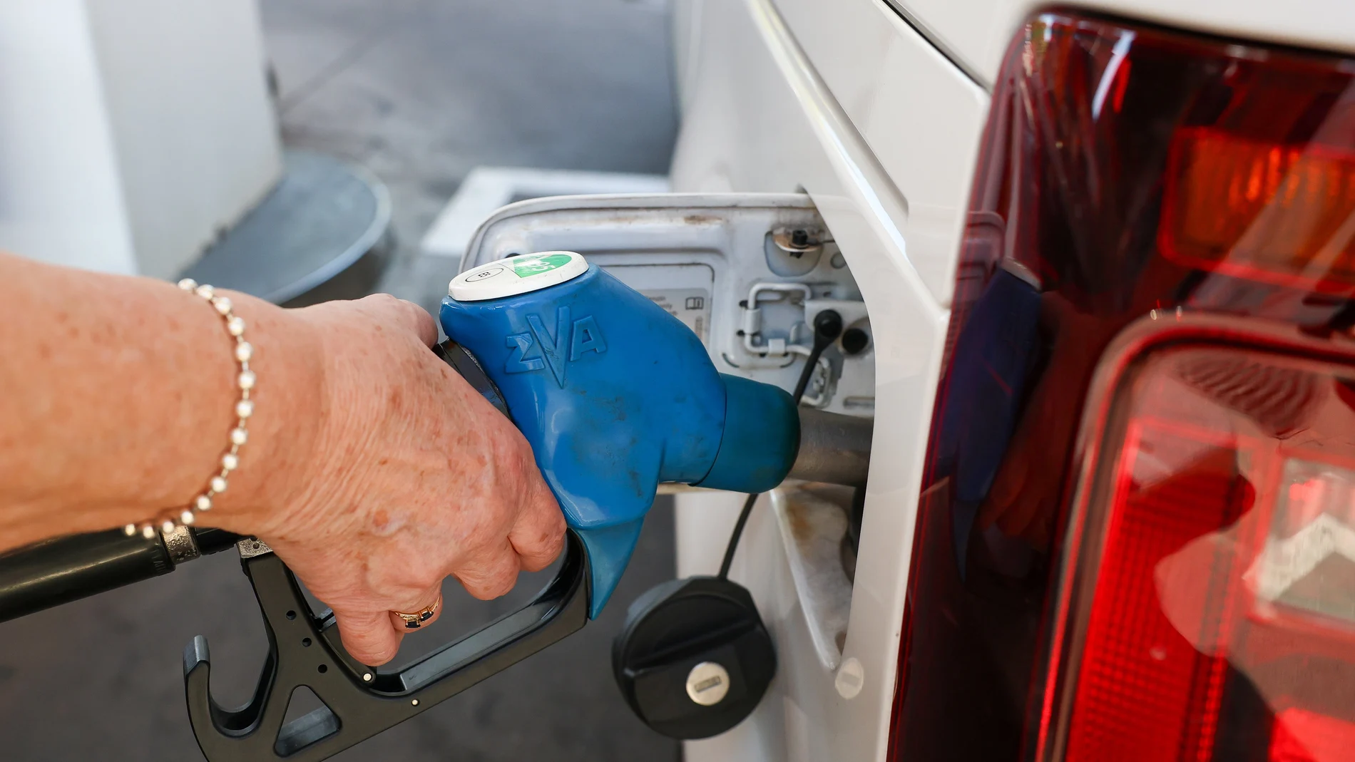 Una mujer reposta gasolina, en Madrid (España).