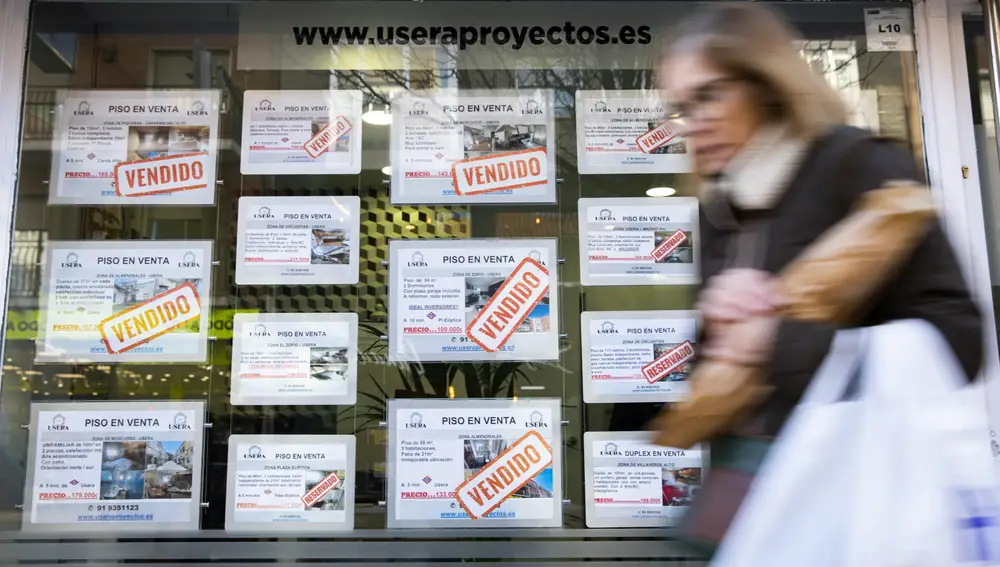 Anuncios de venta y alquiler de viviendas en una inmobiliaria