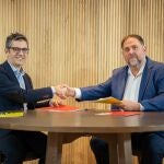 Félix Bolaños y Oriol Junqueras sellan el acuerdo entre el PSOE y ERC para investir a Sánchez.