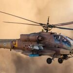 Helicóptero de ataque Apache AH-64A con "barriga" entre las ruedas del tren de aterrizaje. 