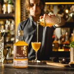 Primera botella de macerado de pisco con maracuyá