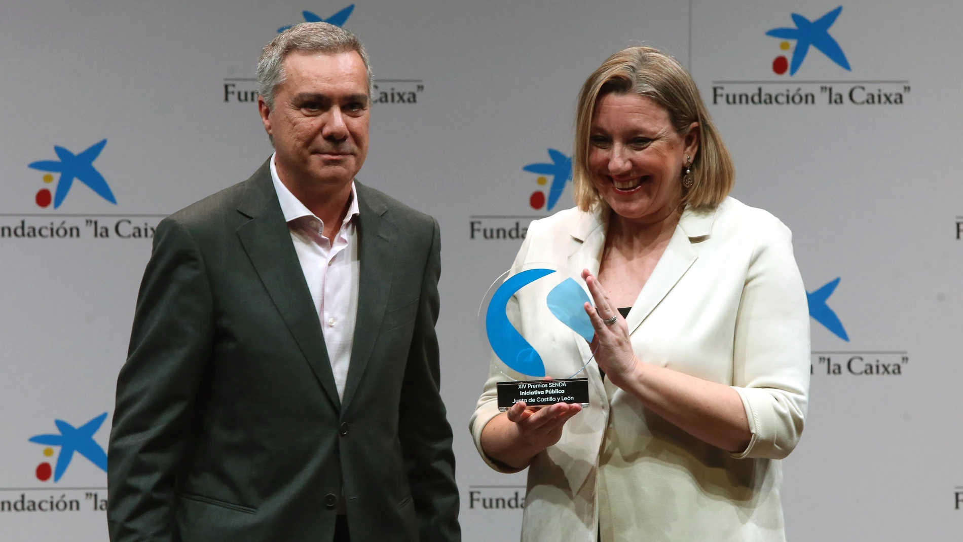 La consejera de Familia e Igualdad de Oportunidades, Isabel Blanco, recoge el premio a ‘Iniciativa Pública’ por el ''Programa Interuniversitario de la Experiencia'' de la Junta de Castilla y León en la ceremonia de entrega de los XIV Premios Senda