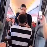 Un joven le pide matrimonio a su novia azafata en pleno vuelo