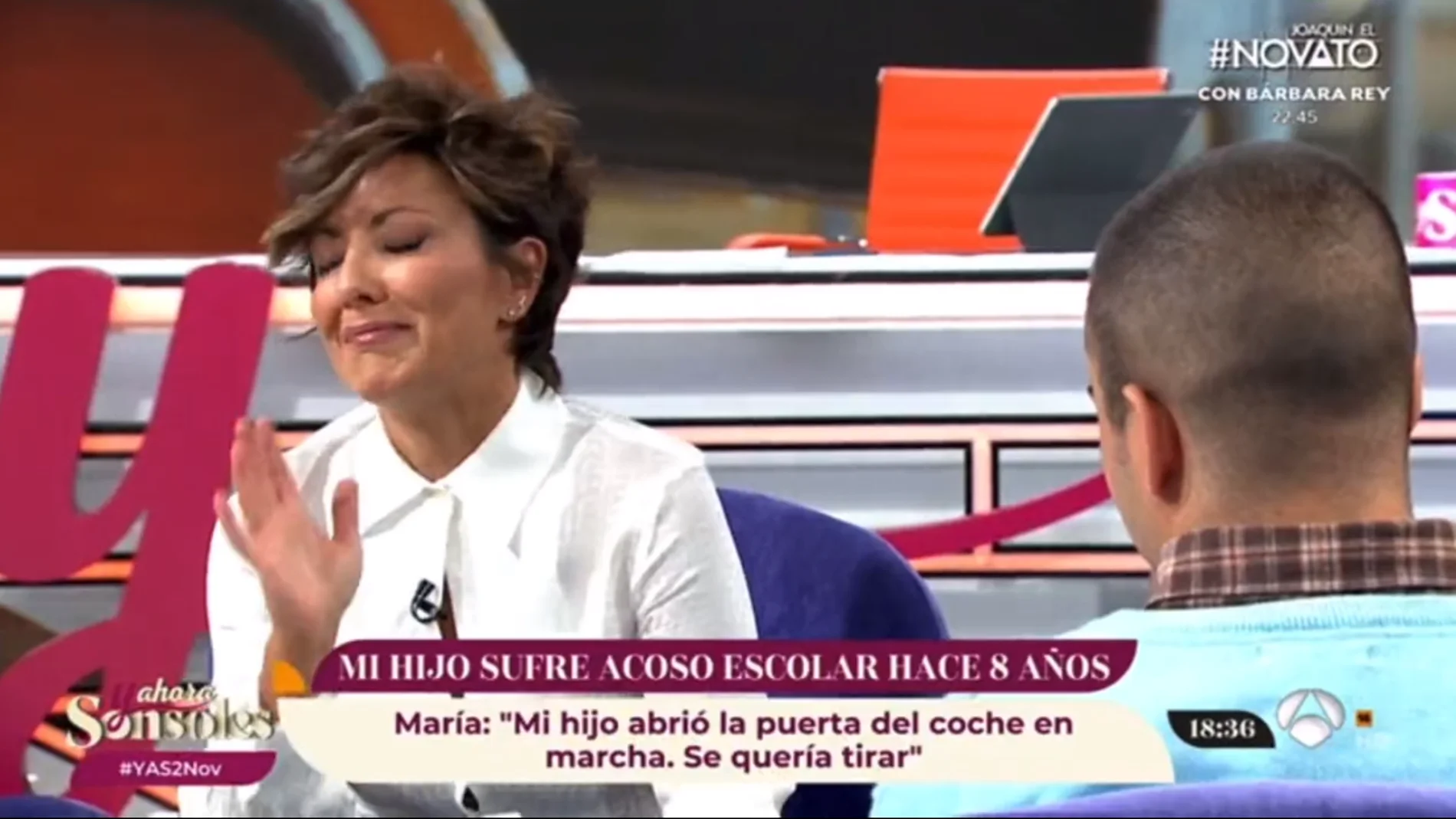 Sonsoles Ónega, visiblemente afectada, frente a Antonio, víctima de acoso escolar