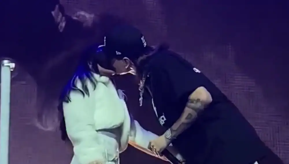 Nicki Nicole y Peso Pluma confirman su relación con un beso