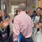 Profesor homenajeado por su alumnos el día de su jubilación