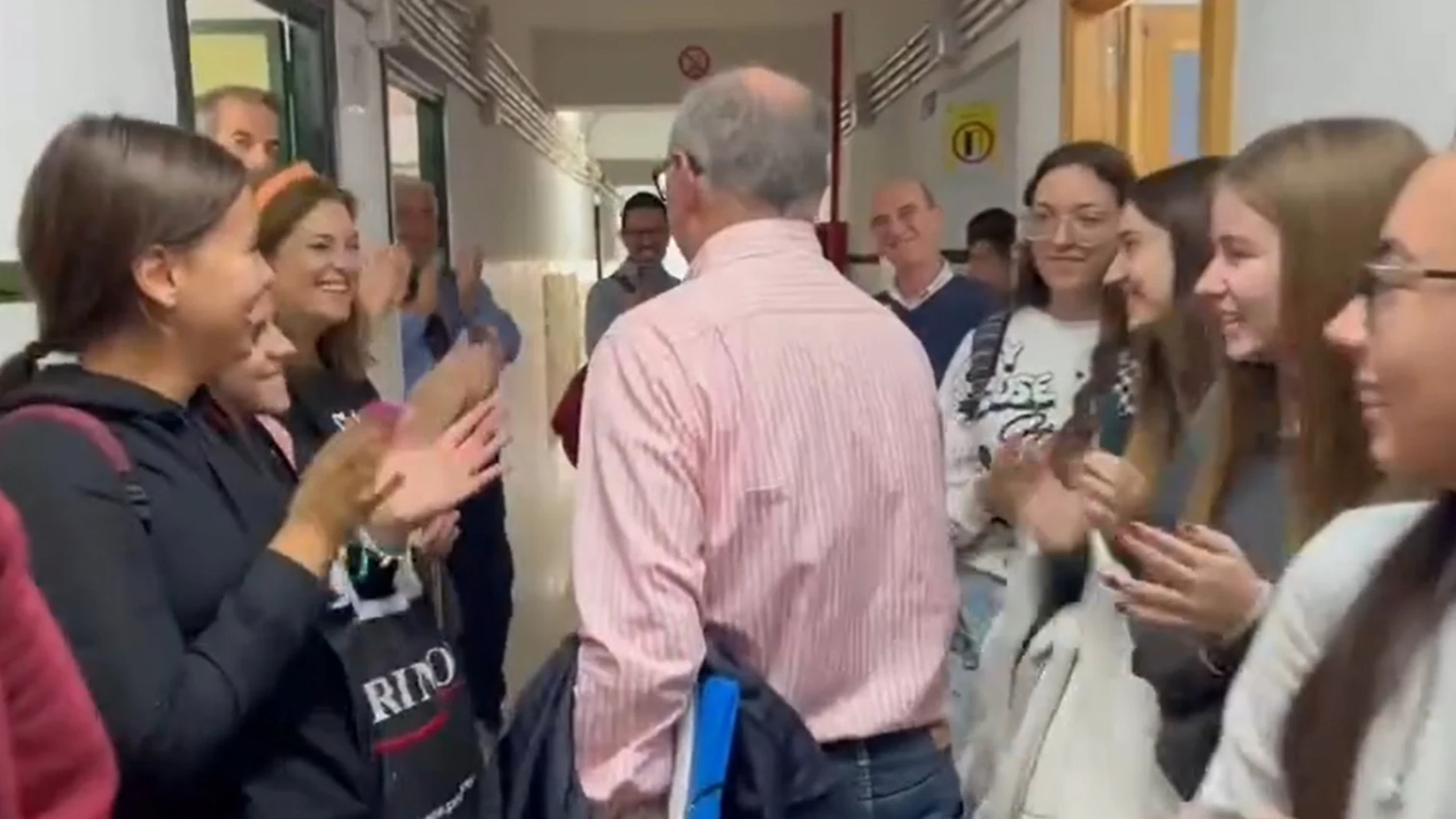 Profesor homenajeado por su alumnos el día de su jubilación
