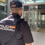 Un agente de la Policía Nacional