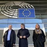 I-D) El secretario general de Junts per Catalunya, Jordi Turull; el expresidente de la Generalitat, Carles Puigdemont y la diputada de Junts, Miriam Nogueras, posan en el exterior del Parlamento Europeo, Bruselas (Bélgica).