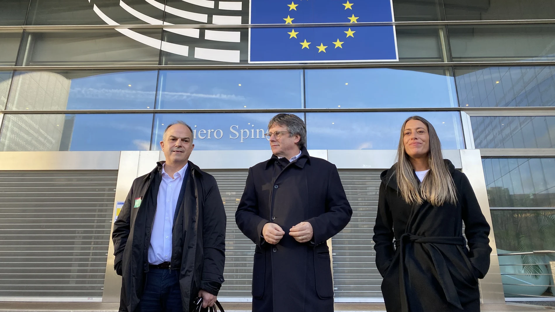 I-D) El secretario general de Junts per Catalunya, Jordi Turull; el expresidente de la Generalitat, Carles Puigdemont y la diputada de Junts, Miriam Nogueras, posan en el exterior del Parlamento Europeo, Bruselas (Bélgica).