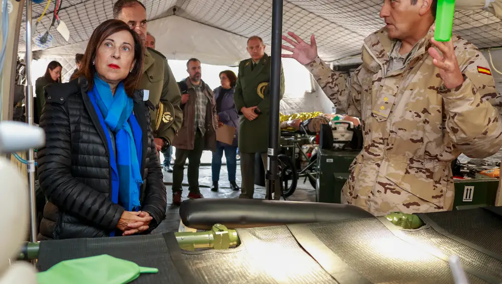 La ministra Margarita Robles durante su vista al ROLE 2F en la base de Torrejón de Ardoz