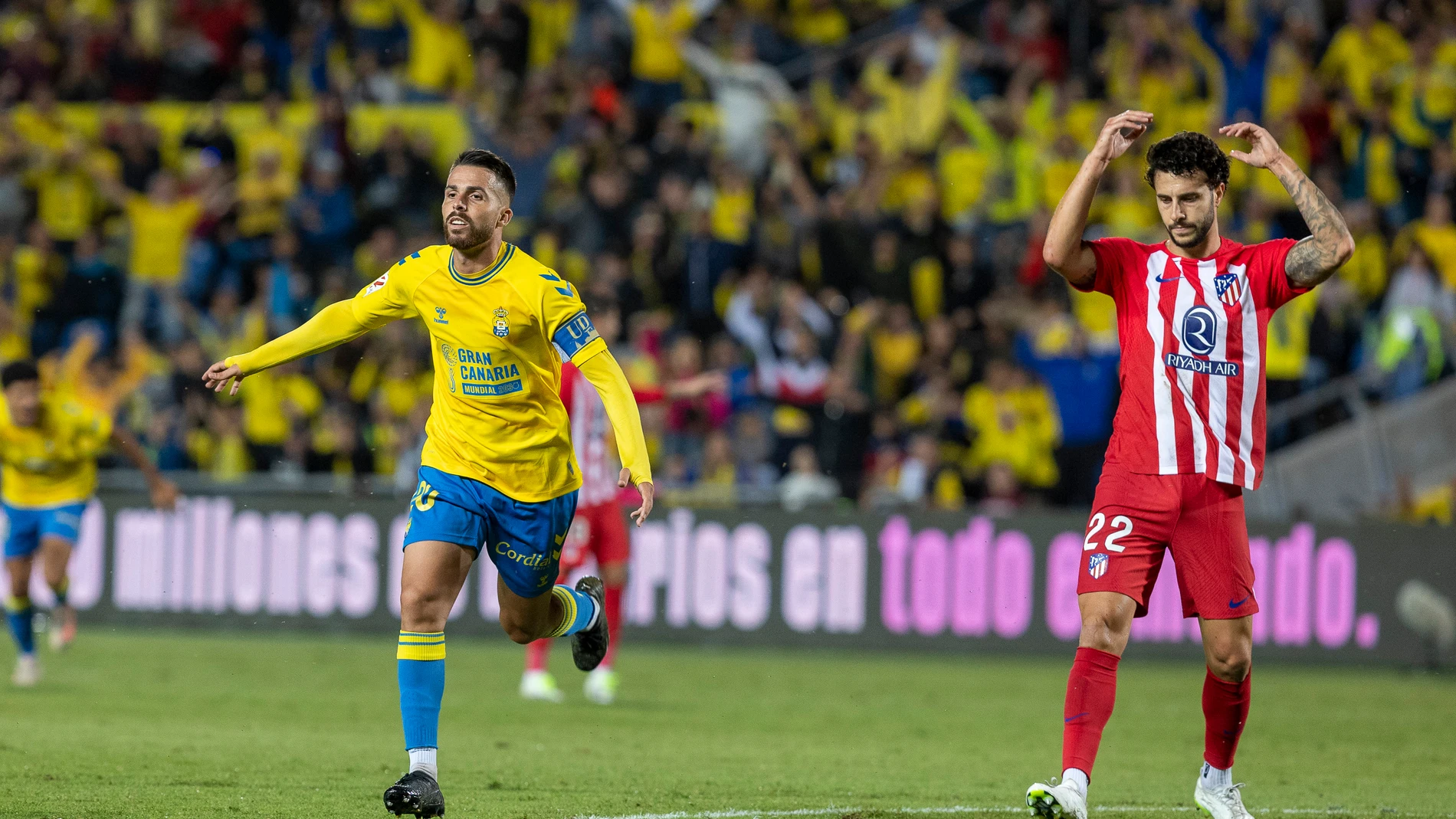 LAS PALMAS DE GRAN CANARIA, 03/11/2023.-El centrocampista de la UD Las Palmas Kirian (i) celebra su gol durante el partido de la jornada 12 de Liga de Primera División disputado este viernes en el estadio Gran Canaria.- EFE/Quique Curbelo