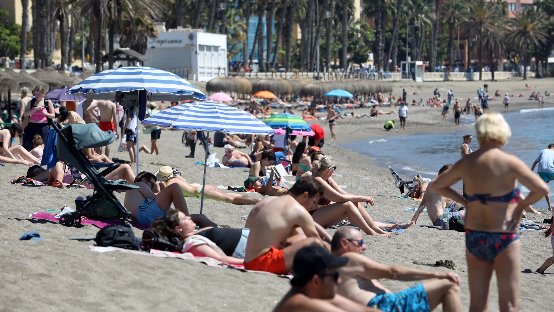 Bañistas en la playa de la Malagueta