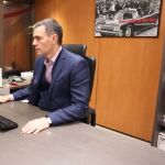 Pedro Sánchez en su despacho de Ferraz con una imagen de Kennedy tras él