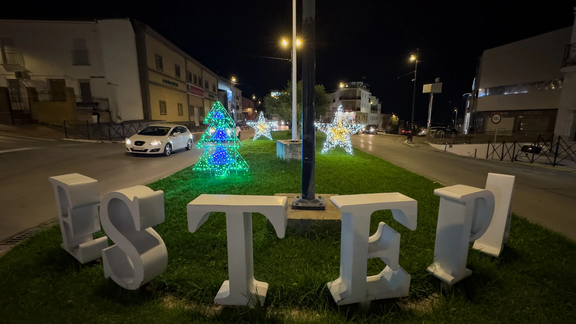 ESTEPA (SEVILLA), 03/11/2023.- Fotografía del encendido de las luces de Navidad este viernes, en la localidad sevillana de Estepa. Localidad conocida mundialmente por sus mantecados y que año tras año quiere convertirse en la primera ciudad en encender sus luces navideñas y convertirlo en una fiesta para vecinos y turistas. EFE/ David Arjona