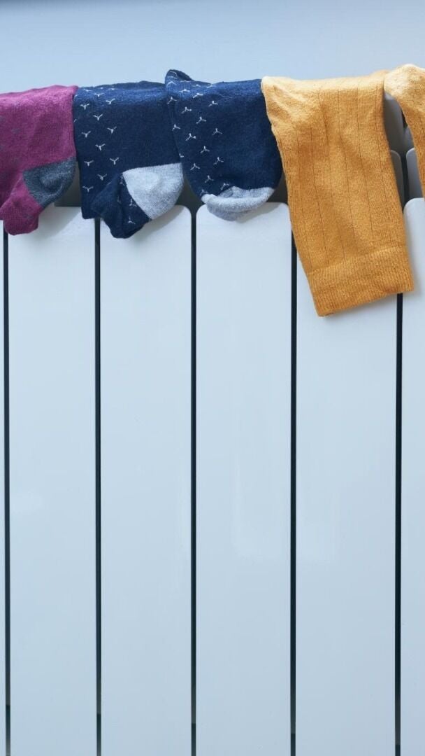 El motivo de salud por el que no debe secar los calcetines en el radiador