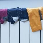El motivo de salud por el que no debe secar los calcetines en el radiador