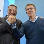 El nuevo presidente del PP vasco, Javier de Andrés, junto al presidente de la formación Alberto Núñez Feijóo. 