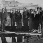 Albert Einstein en Toledo, en la Casa Museo de el Greco con la iglesia de San Cristóbal al fondo.