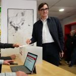 El primer secretario del PSC, Salvador Illa durante la votación de la consulta sobre el acuerdo para formar gobierno con SUMAR, este sábado en La Roca del Vallès (Barcelona). 