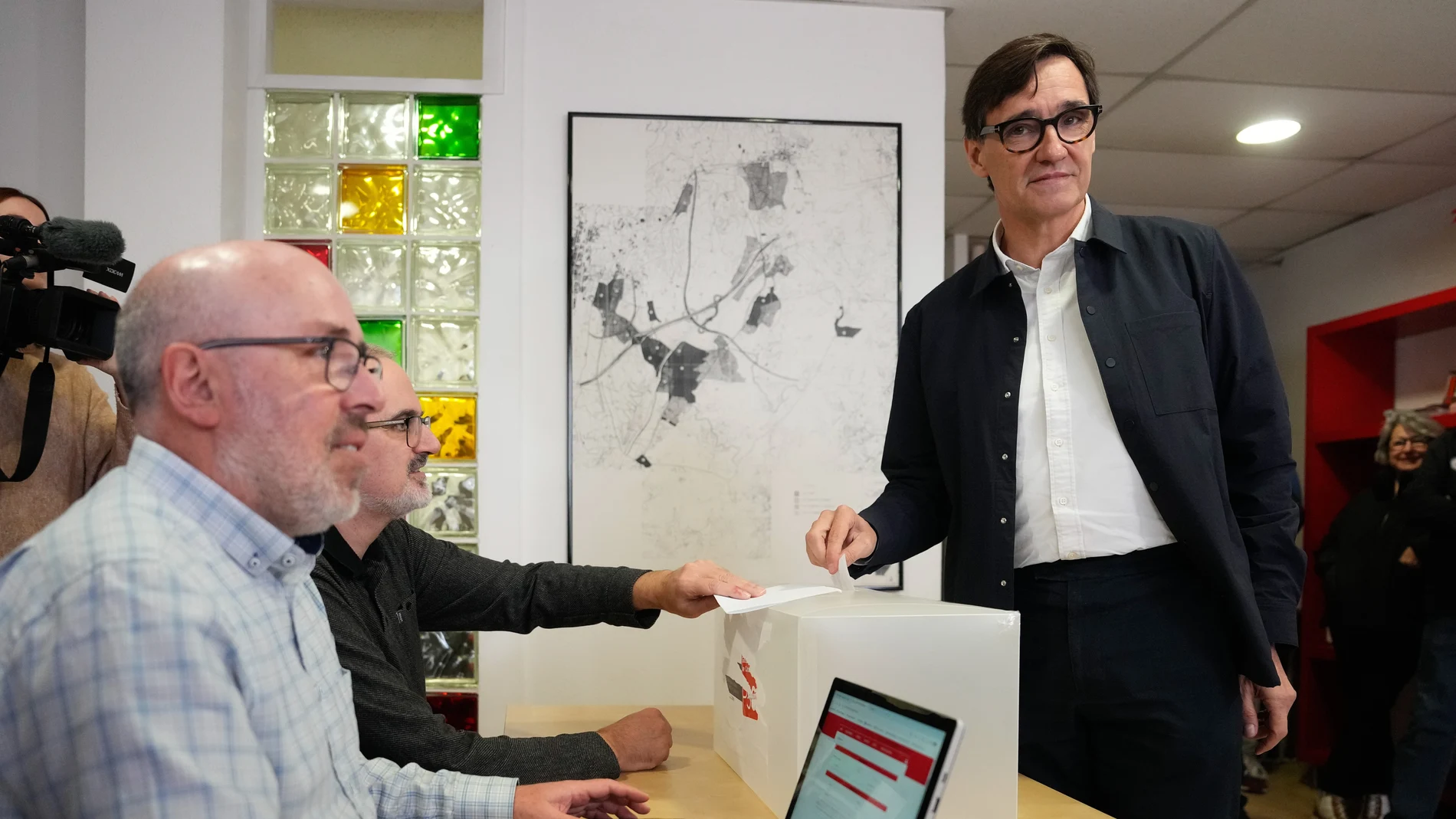 El primer secretario del PSC, Salvador Illa durante la votación de la consulta sobre el acuerdo para formar gobierno con SUMAR, este sábado en La Roca del Vallès (Barcelona).
