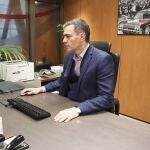 El secretario general del PSOE y presidente del Gobierno en funciones, Pedro Sánchez, durante la consulta telemática a la militancia sobre el pacto de Gobierno con Sumar y otros pactos necesarios con otros partidos como Junts y ERC para la investidura, en la sede del PSOE, en Ferraz 