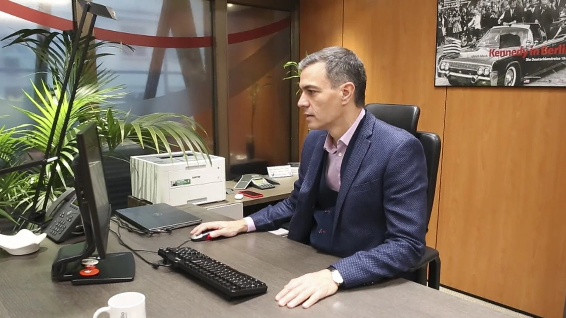 El secretario general del PSOE y presidente del Gobierno en funciones, Pedro Sánchez, durante la consulta telemática a la militancia sobre el pacto de Gobierno con Sumar y otros pactos necesarios con otros partidos como Junts y ERC para la investidura, en la sede del PSOE, en Ferraz