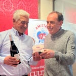 El presidente de la Diputación de Soria, Benito de Serrano, entrega el premio a Antonio Puentedura 