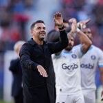 Míchel, técnico del Girona, celebra la victoria en El Sadar