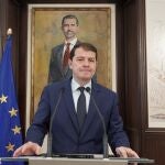 El presidente de Castilla y León, Alfonso Fernández Mañueco, explica los acuerdos del Consejo de Gobierno extraordinario
