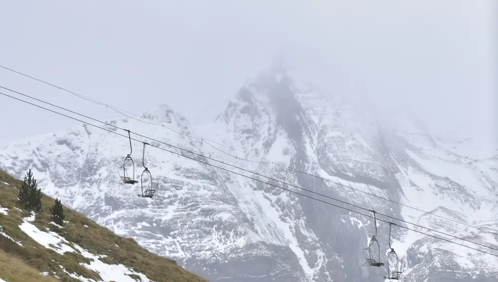 Nieve en la estación de esquí de Astún, a 5 de noviembre de 2023, en Huesca, Aragón (España). Las borrascas Ciarán y Domingos han traído al Pirineo aragonés más de 50 centímetros de nieve a su paso por la Península.