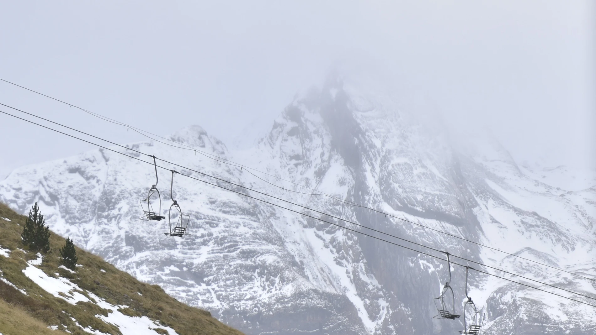 Nieve en la estación de esquí de Astún, a 5 de noviembre de 2023, en Huesca, Aragón (España). Las borrascas Ciarán y Domingos han traído al Pirineo aragonés más de 50 centímetros de nieve a su paso por la Península.