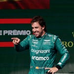 Alonso, feliz en el podio de Interlagos