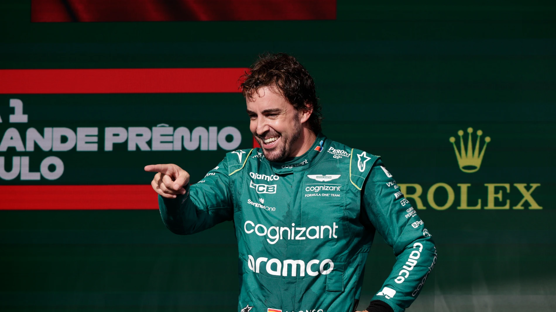 Alonso, feliz en el podio de Interlagos