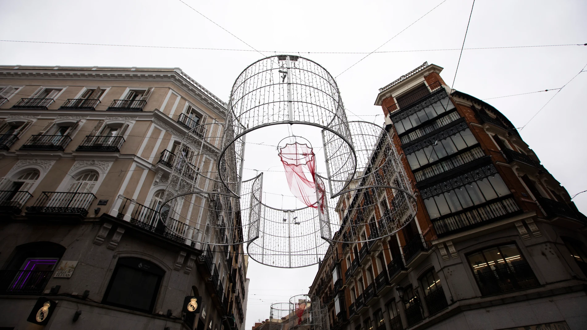 Iluminación navideña en la calle del Carmen en Madrid.