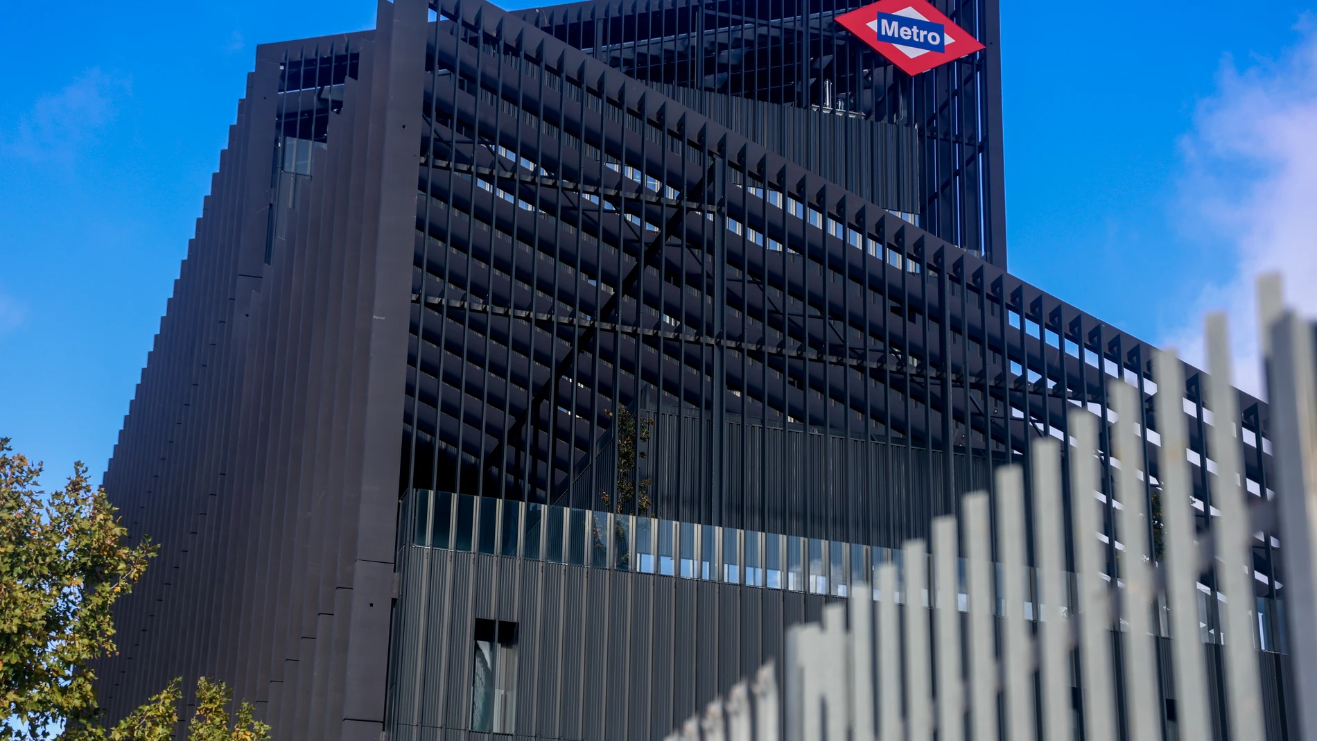 Fachada de la nueva sede del Metro de Madrid en Plaza Castilla, a 5 de noviembre de 2023, en Madrid (España). Los estudios de arquitectura Nexo, Andrés Perea y Gutiérrez-de la Fuente han trabajado colaborativamente para diseñar el nuevo Centro Integral del Transporte de Madrid, un conjunto de 6 edificios que pretende regenerar la trama urbana de Plaza Castilla. El primero de ellos aloja la sede de Metro, en un inmueble de consumo casi nulo que reinterpreta la estética industrial y hace alusió...