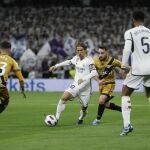 Modric, con el balón ante Óscar Valentín
