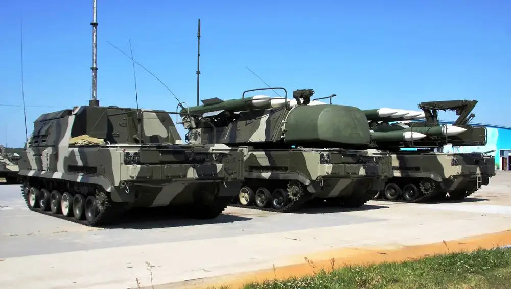 Sistema de defensa aérea Buk-M1-1 con, de izuierda a derecha, Centro de Comando 9C470M1-2, TELAR 9A310M1-2 y TEL 9A39M1-2 vistos desde atrás en 2010.