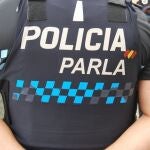 Un policía local de Parla (Madrid) se lanza a un pozo sin señalizar de tres metros para salvar a un perro que se ahogaba